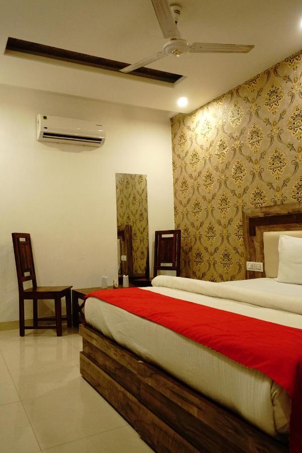 Hotel Almond Zirakpur Exterior photo